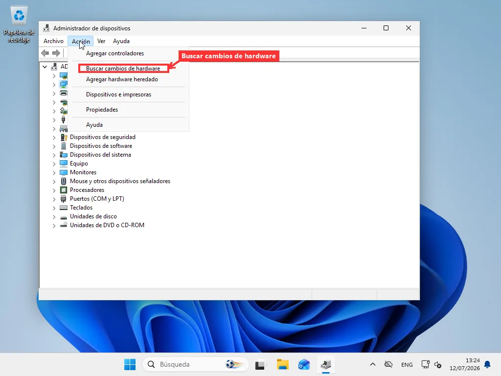 Administrador de dispositivos de Windows con el menú Acción abierto y Buscar cambios de hardware resaltado, con Adaptadores de red seleccionado en el árbol