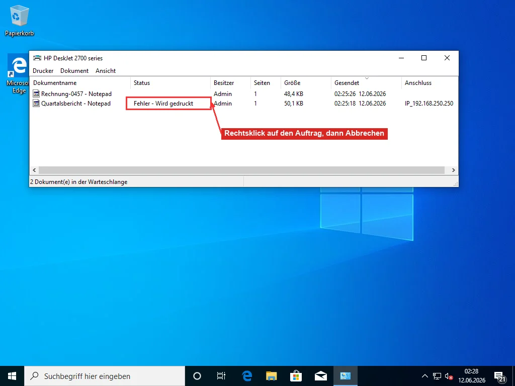 Windows-Druckwarteschlangenfenster mit zwei wartenden Dokumenten, davon ein hängender Auftrag mit Druckfehler in der Statusspalte