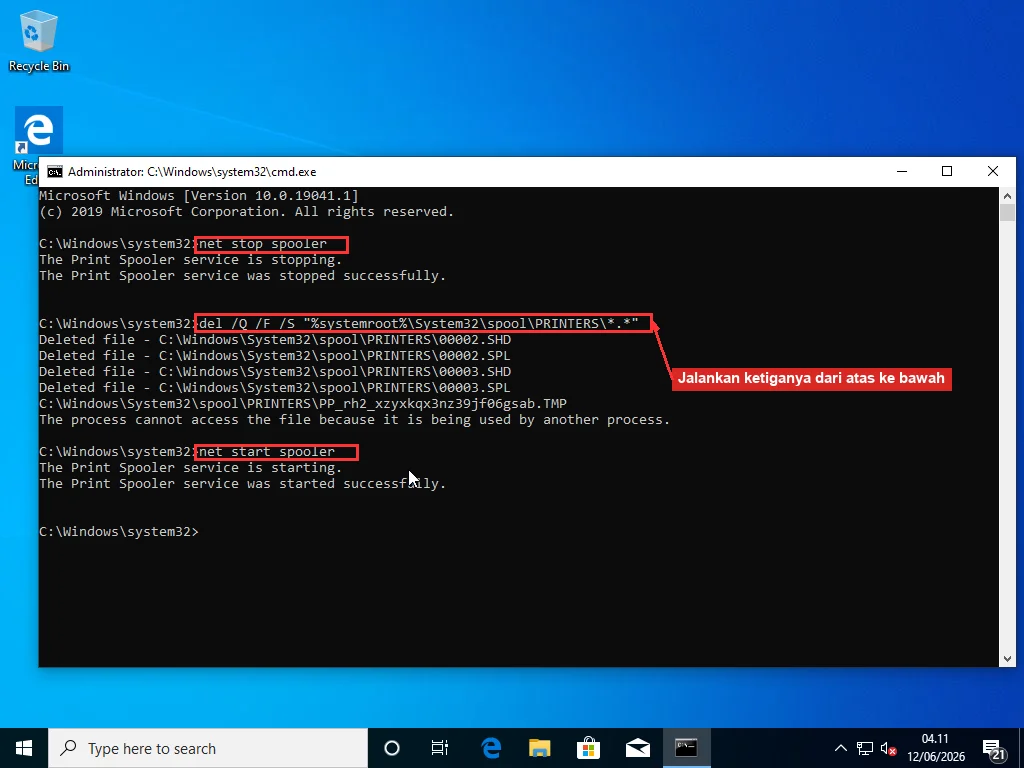 Command Prompt administrator menjalankan net stop spooler, menghapus file SHD dan SPL dari folder PRINTERS, lalu menjalankan net start spooler