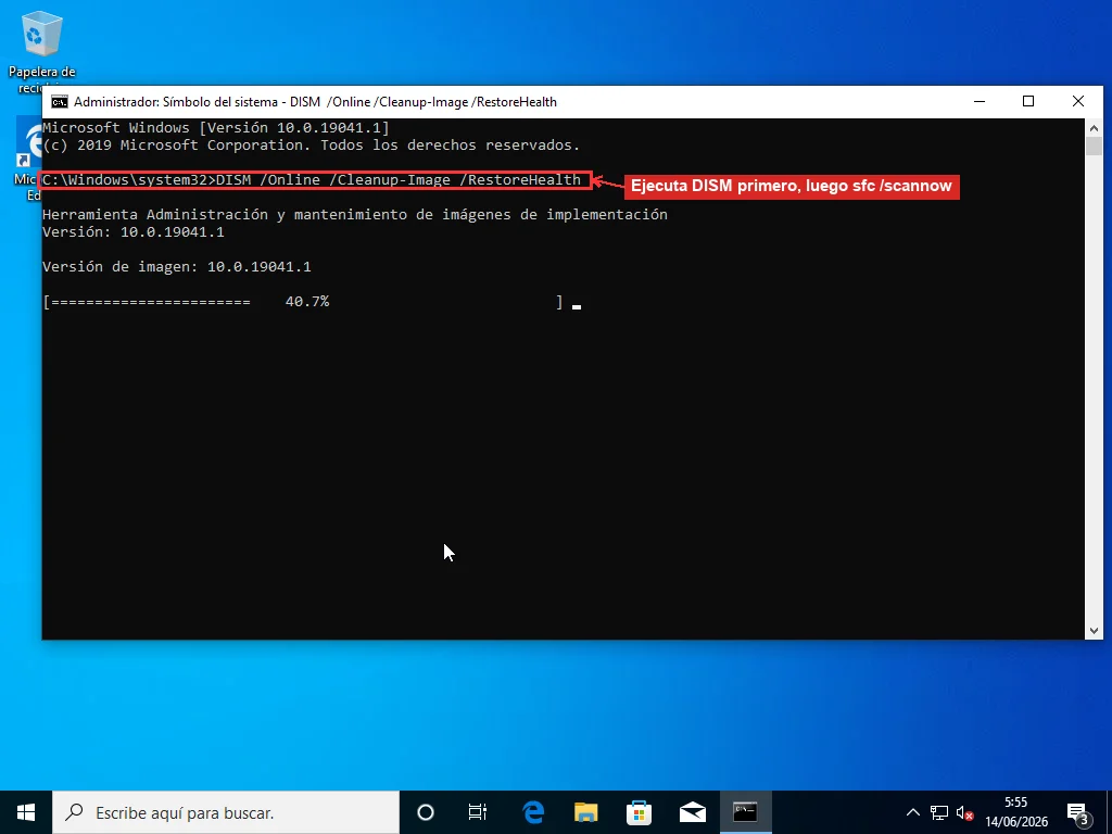 Un Símbolo del sistema como administrador ejecutando DISM /Online /Cleanup-Image /RestoreHealth, con sfc /scannow indicado como siguiente comando