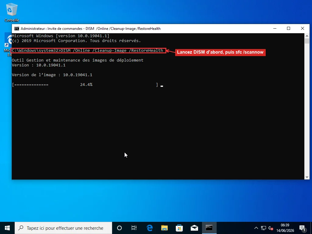Une invite de commandes en administrateur exécutant DISM /Online /Cleanup-Image /RestoreHealth, avec sfc /scannow indiqué comme commande suivante