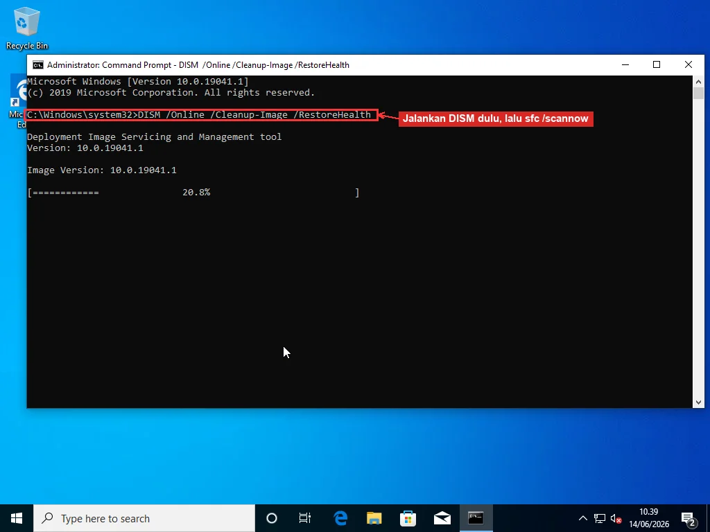 Command Prompt sebagai administrator menjalankan DISM /Online /Cleanup-Image /RestoreHealth, dengan sfc /scannow dicatat sebagai perintah berikutnya
