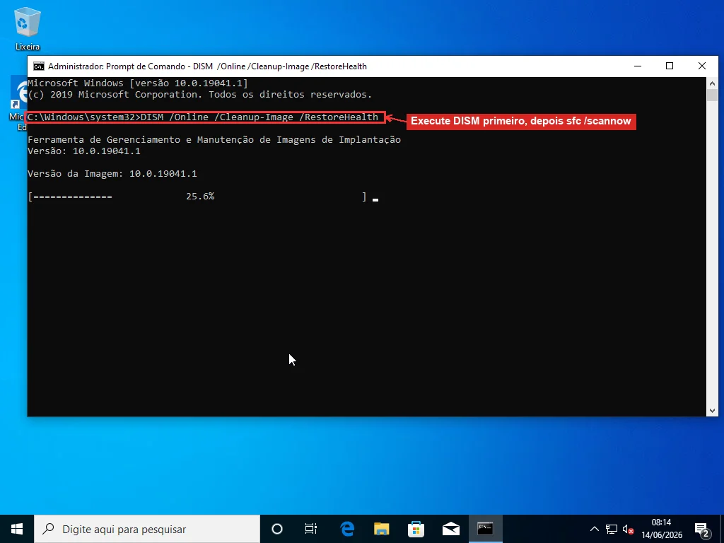 Um Prompt de Comando como administrador executando DISM /Online /Cleanup-Image /RestoreHealth, com sfc /scannow indicado como próximo comando