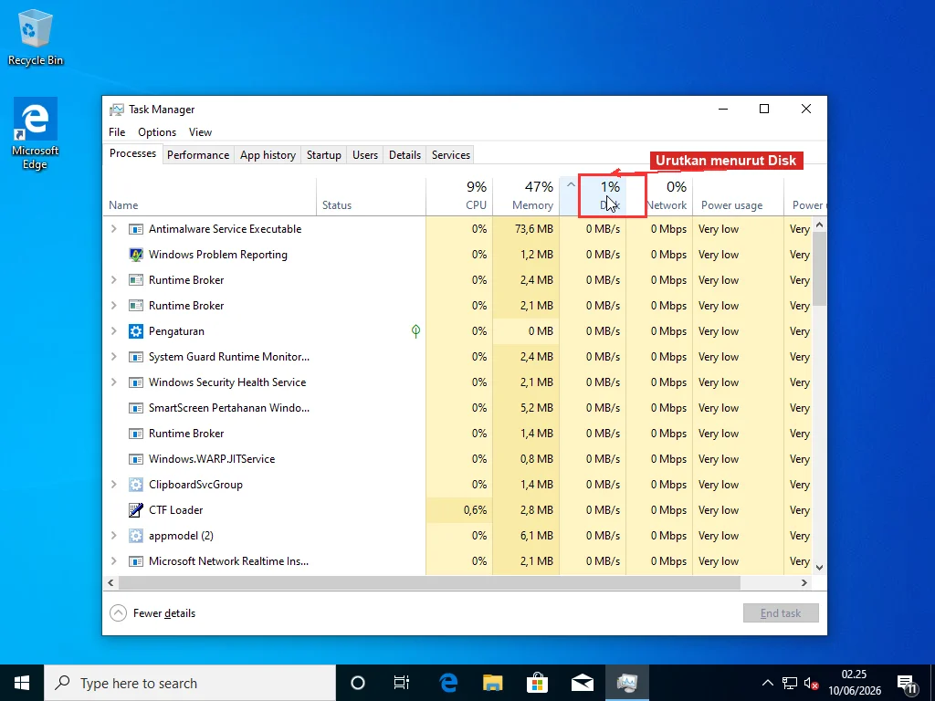 Tab Processes Task Manager diurutkan berdasarkan kolom Disk secara menurun, dengan header kolom Disk disorot