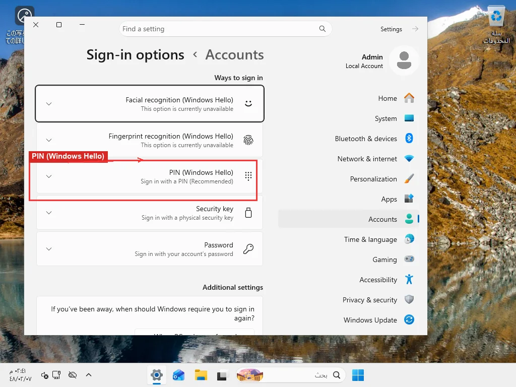 صفحة خيارات تسجيل الدخول في إعدادات حسابات Windows 11 تعرض إدخال رمز PIN الخاص بـ Windows Hello